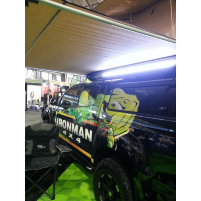 Umbrar lateral ironman 4x4 cu iluminare led, 2.5m latime x 2.5 m extindere Umbrar lateral ironman 4x4 cu iluminare led, 2.5m latime x 2.5 m extindere
