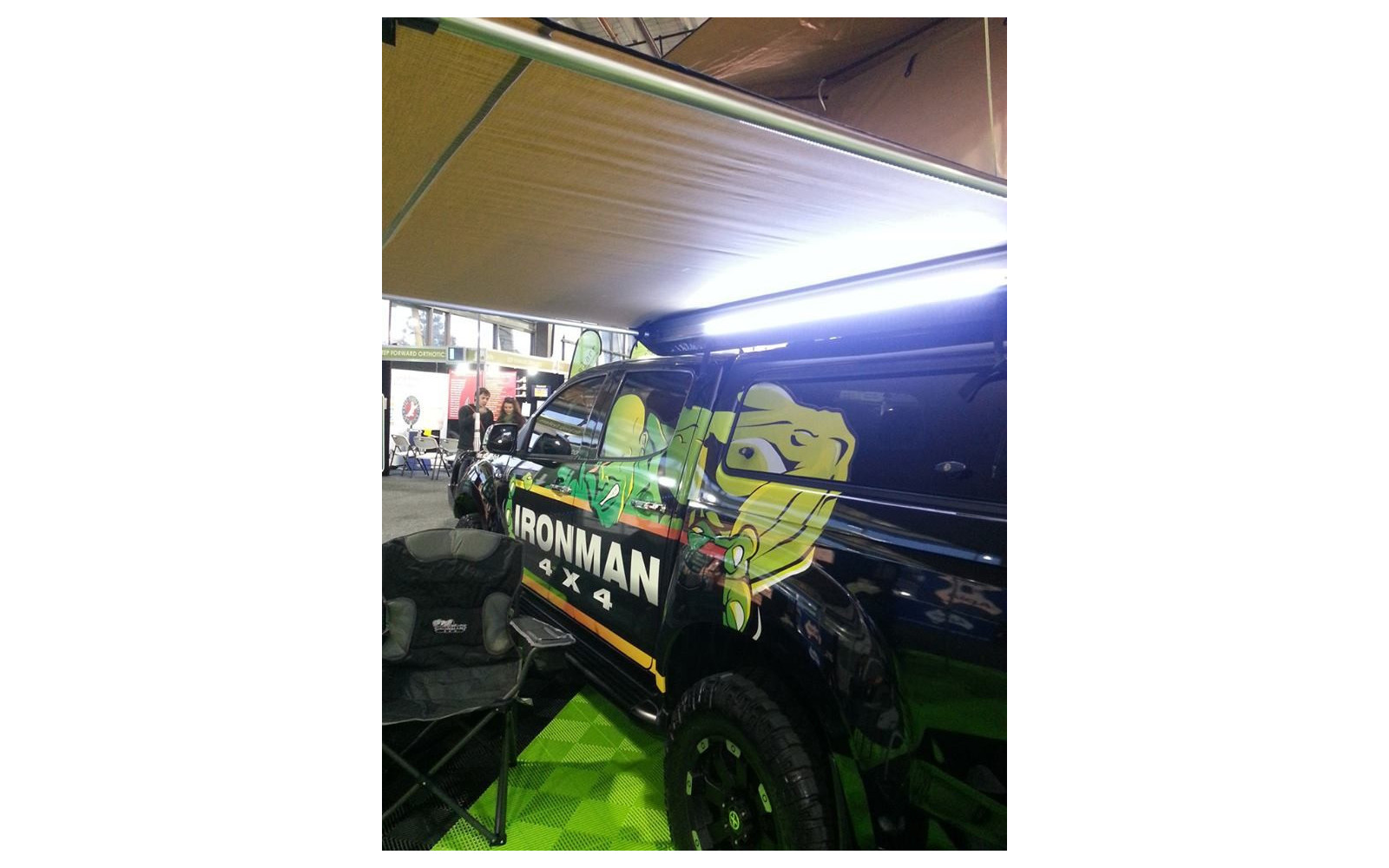 Umbrar lateral ironman 4x4 cu iluminare led, 2.5m latime x 2.5 m extindere Umbrar lateral ironman 4x4 cu iluminare led, 2.5m latime x 2.5 m extindere